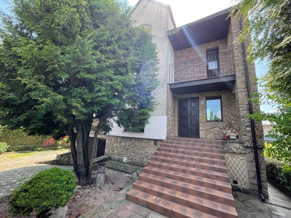 Продаж 2поверхового будинку з гаражем і ділянкою 11соток.