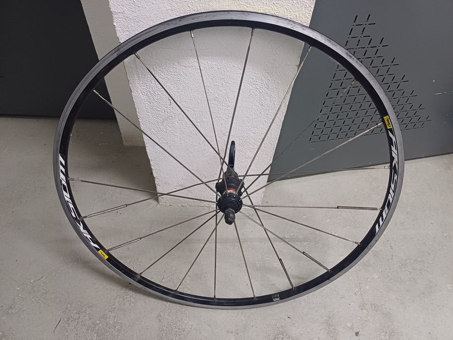 Vendo roda traseira Mavic em bom estado com raio partido mas reparavel