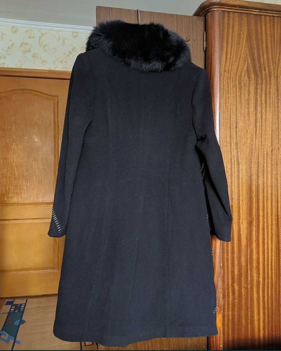 Пальто жіноче чорне з хутром