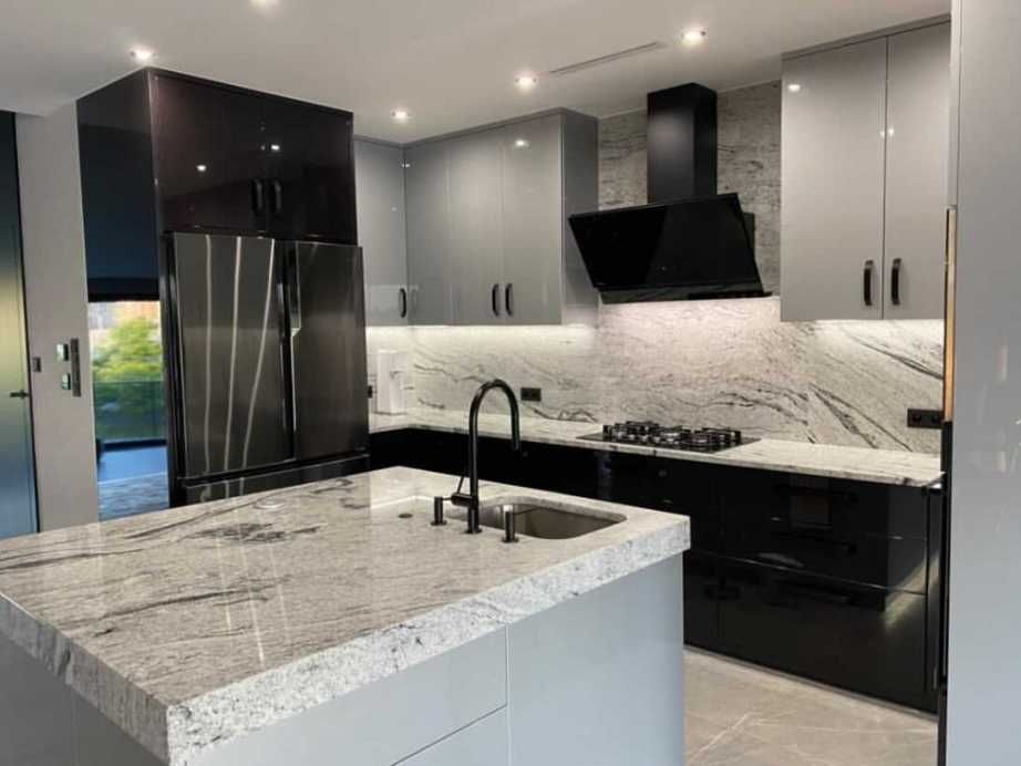 Blaty/parapety pod wymiar, granit, konglomeraty kwarcowe/granitowe