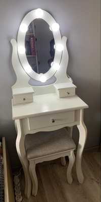 Toaletka z podświetlanym lustrem i siedziskiem