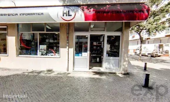 Loja à venda na Rua Jornal "O Algarve"