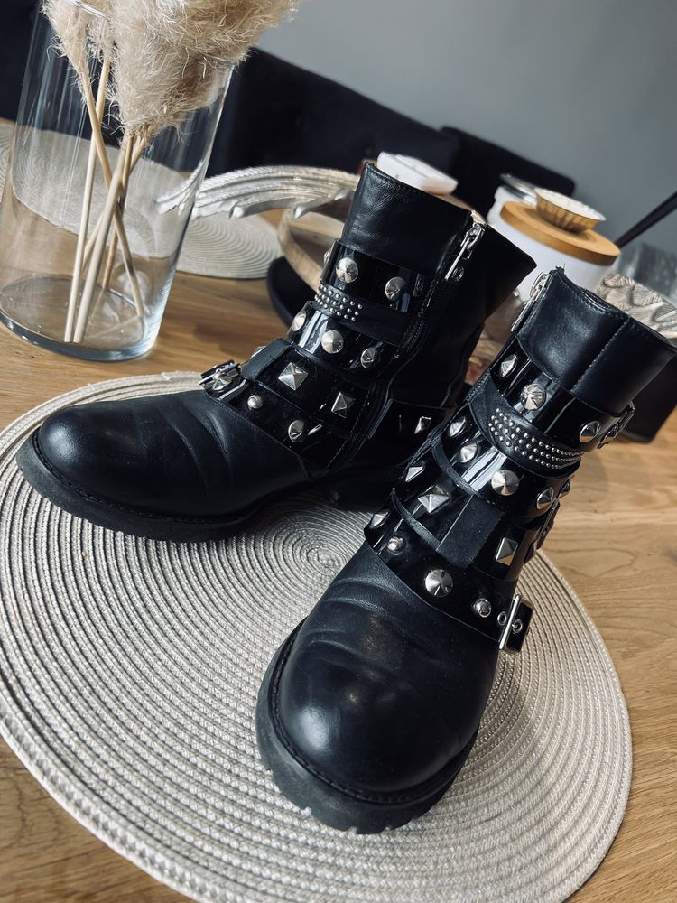 Kazar czarne buty botki ze srebrnymi okłuciami ćwieki 38