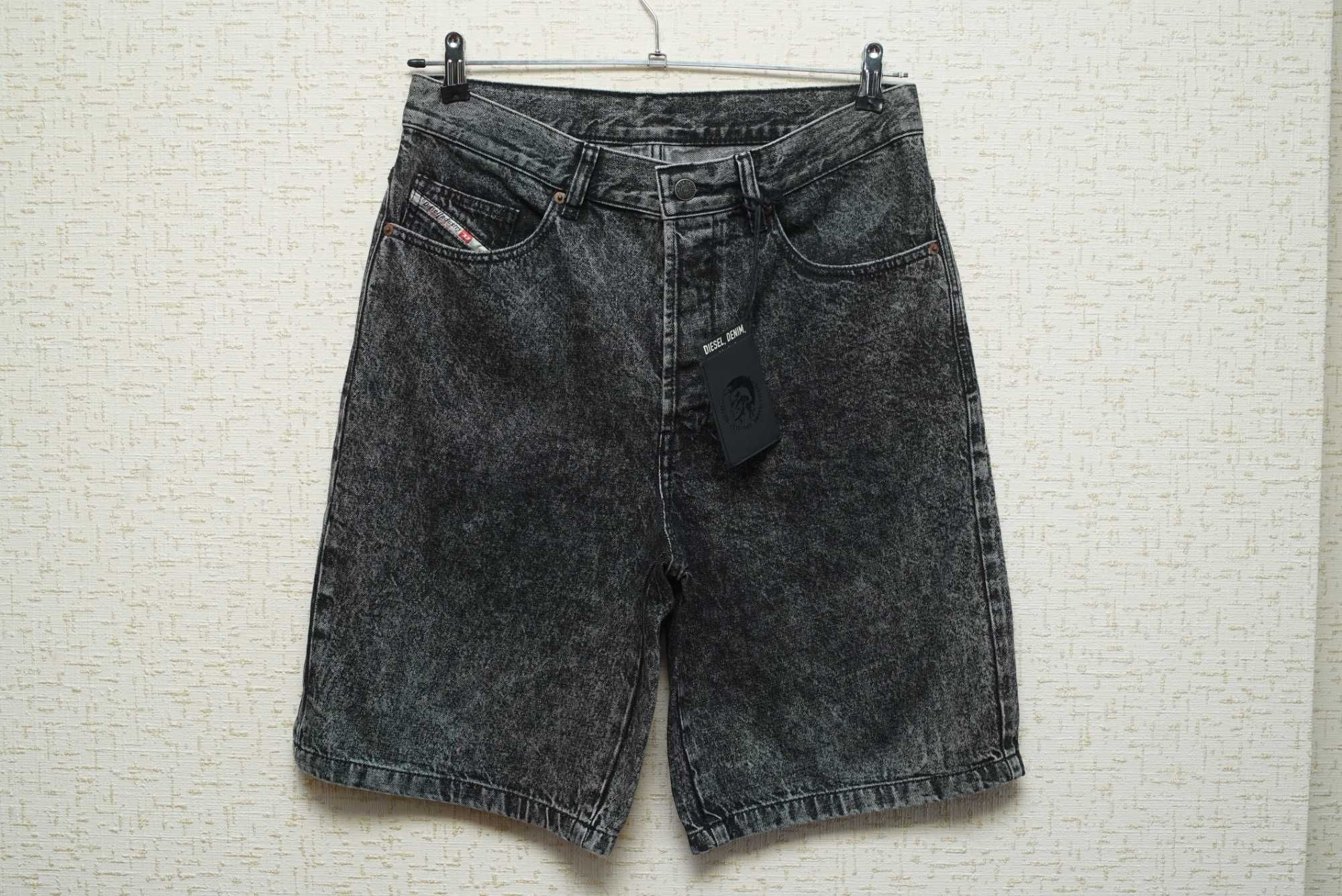 Мужские джинсовые шорты DIESEL темно-серого цвета.