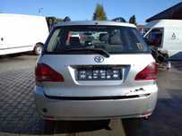 TOYOTA AVENSIS VERSO M2 01-03 LAMPA LEWA TYŁ TYLNA W BŁOTNIK