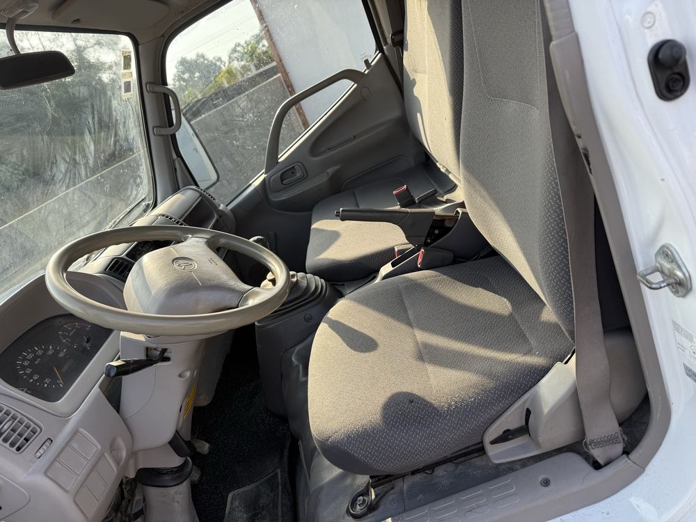 Toyota Dyna S  30/23 com caixa aberta