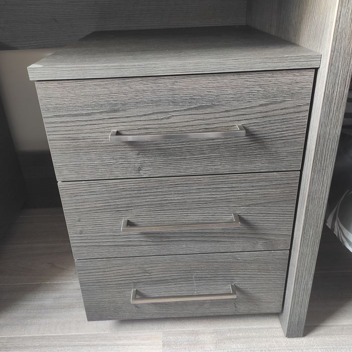 Biurko z trzema szufladami