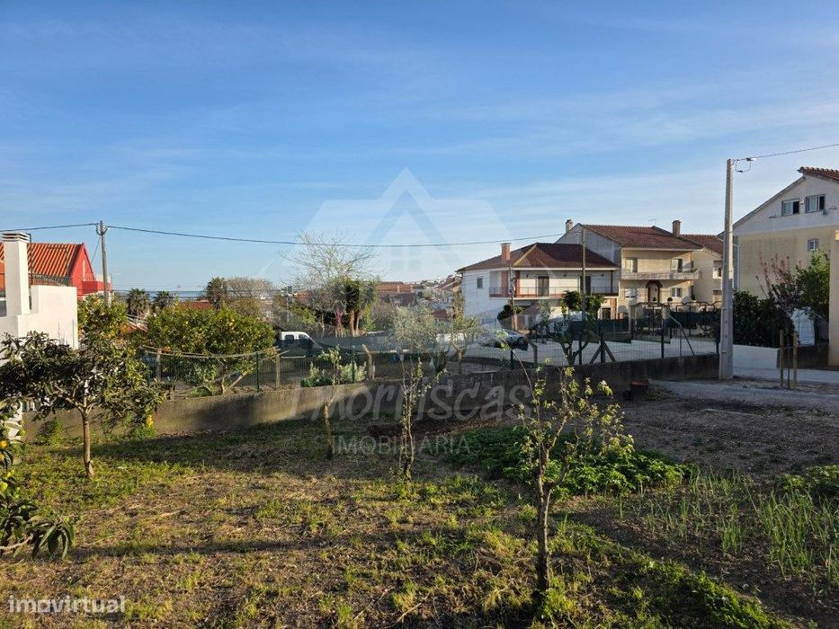 Terreno urbano com 225 m², legalizado na Portela da Azóia