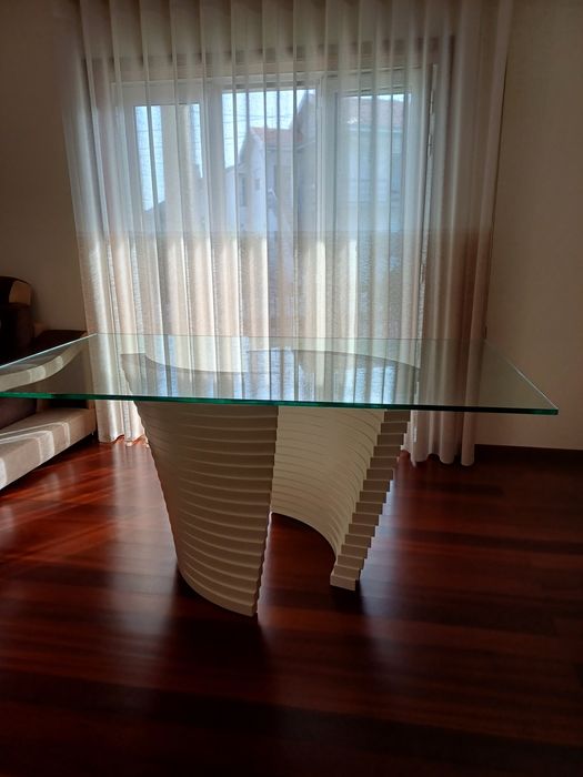 Mesa de jantar em estado novo