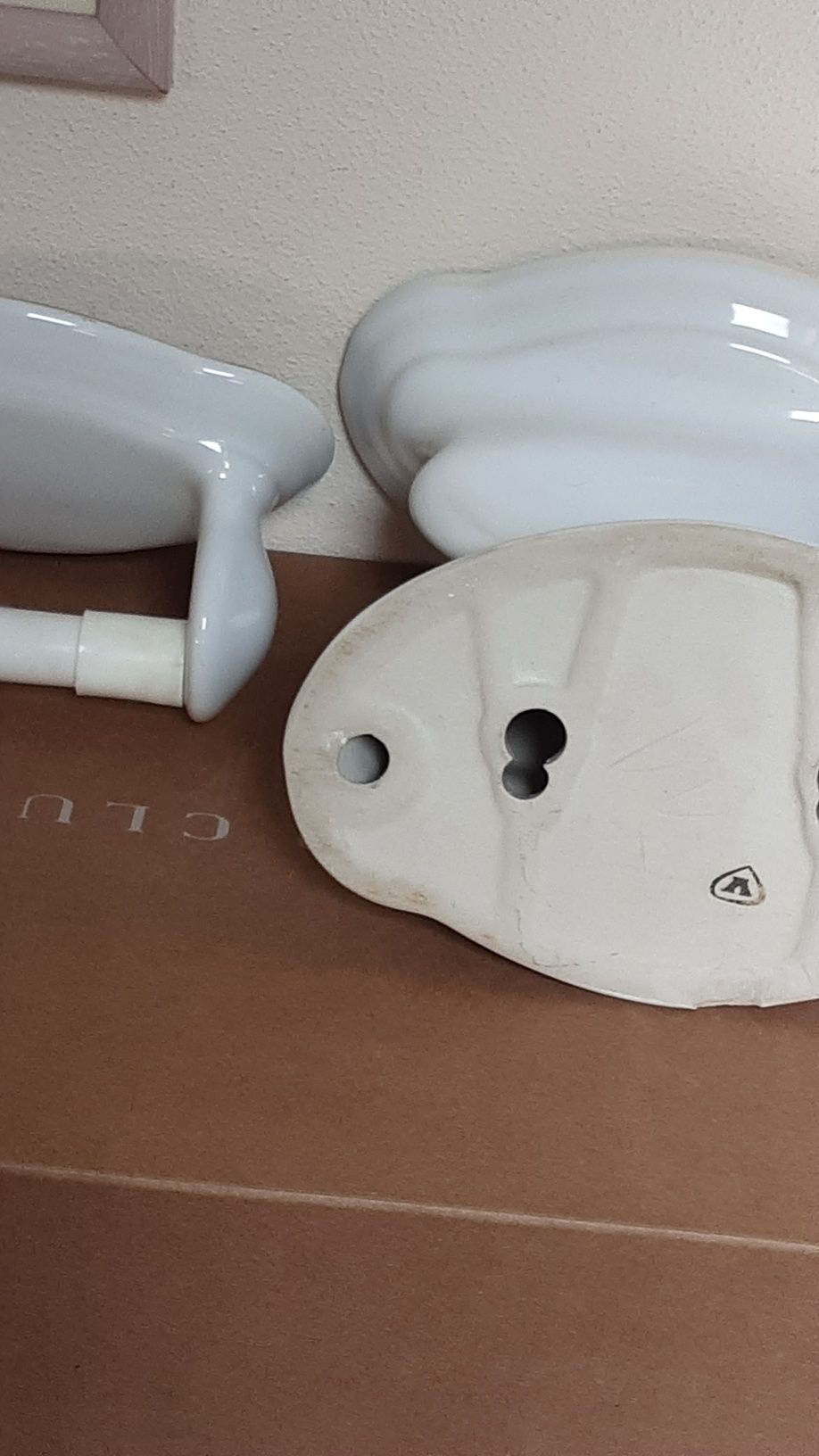 2 saboneteiras e peça para papel higiénico