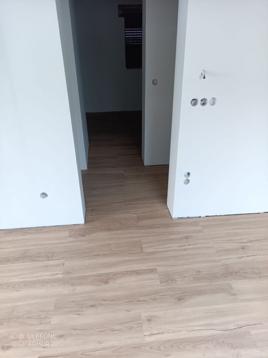 Montagem De Pavimento flutuante / vinílico SPC  e Rodapés