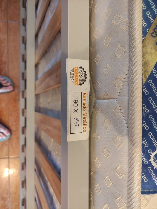 Cama solteiro 190x95 em madeira com gavetas