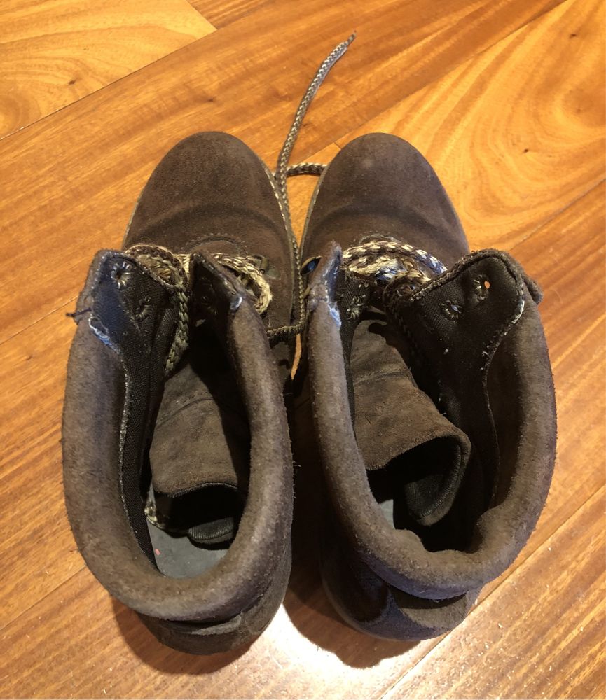 Botas de caminhada em camurça