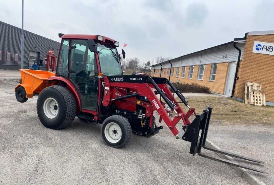 Traktor Shibaura ST 333 z ładowaczem, pług do śniegu, zamiatarka itd.