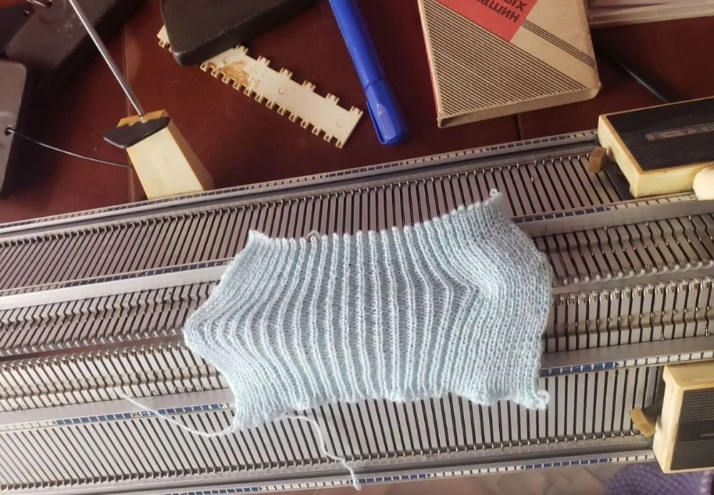 Продам двухфонтурную вязальную машину 5 класса УКРАИНКА 2