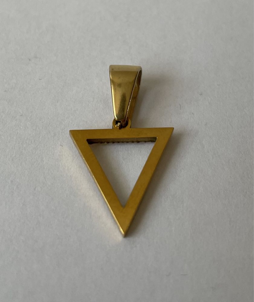 Piękna zawieszka do łańcuszka w kształcie trójkąta złota