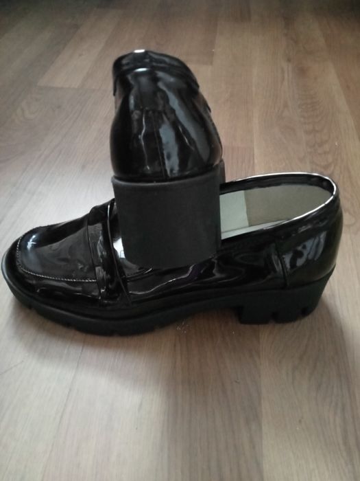 Mokasyny lakierowane damskie.