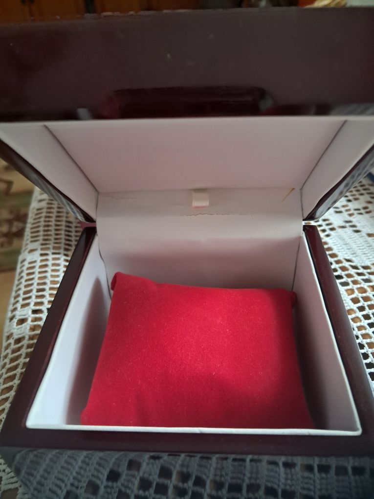 Etui, pudełko z laki na zegarek