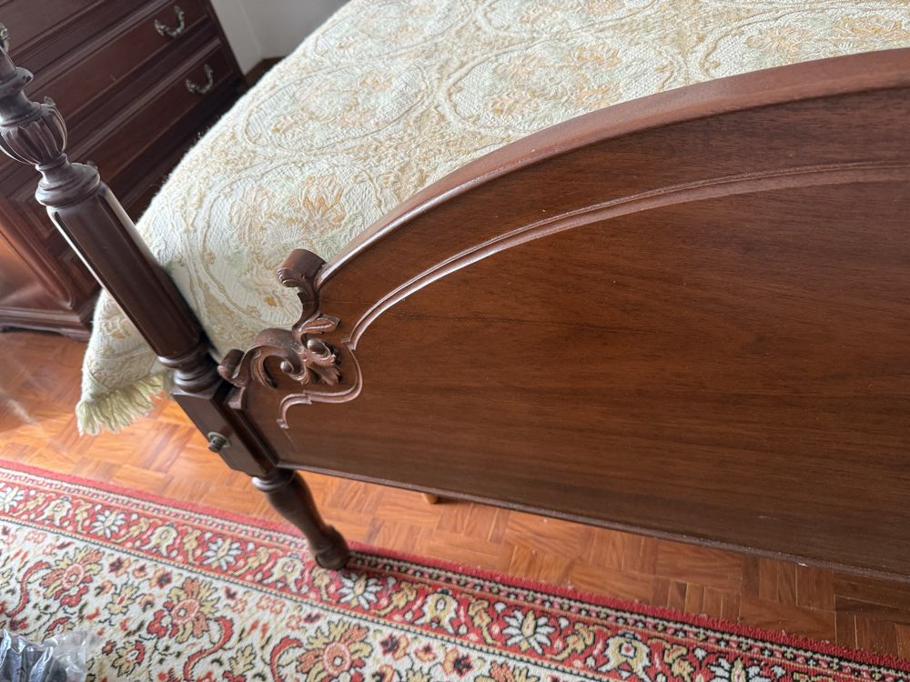 Estrutura de cama antiga em madeira de mogno