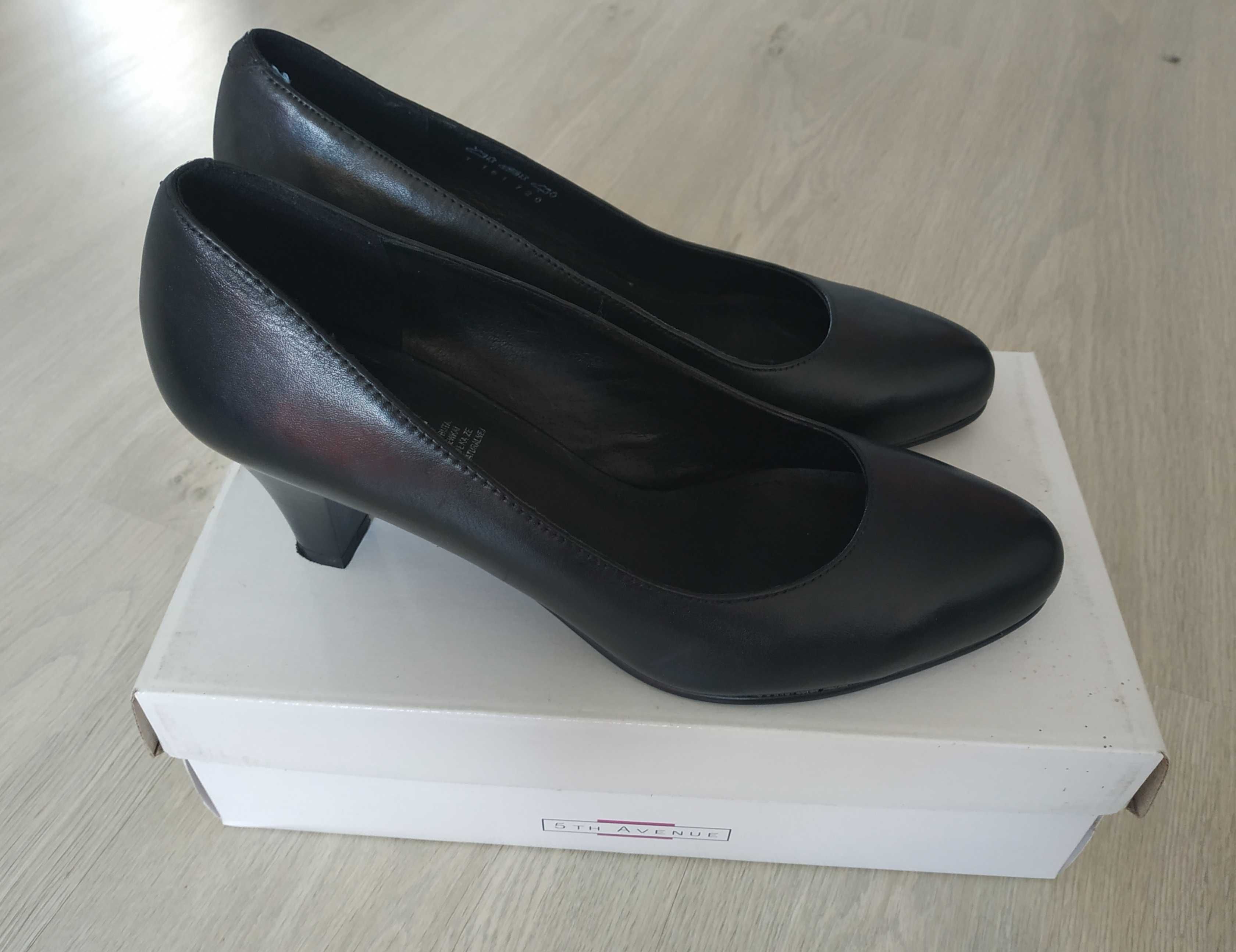 Czarne eleganckie czółenka ze skóry na obcasie 5th Avenue, r. 41