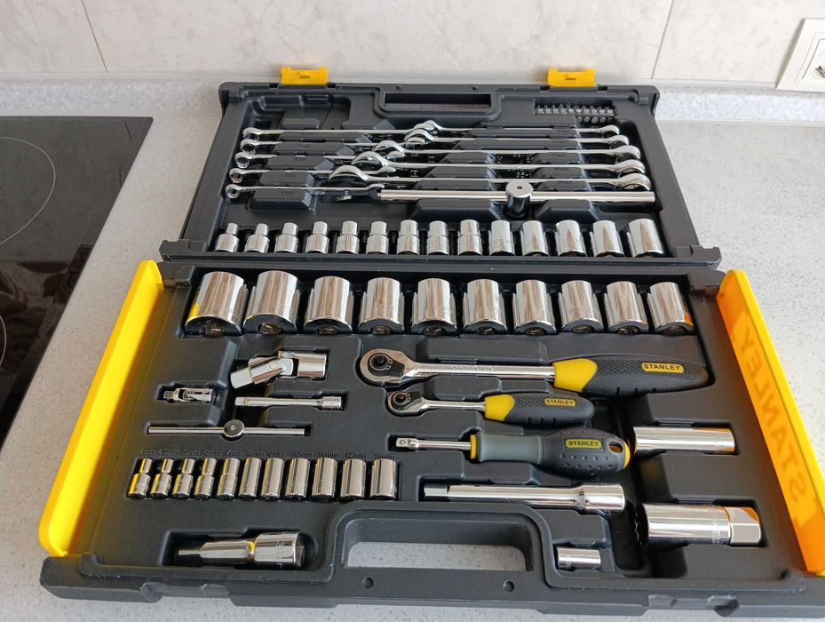 АВТОМОБИЛЬНЫЙ набор ключей и головок STANLEY в чемодане . 68 единиц .