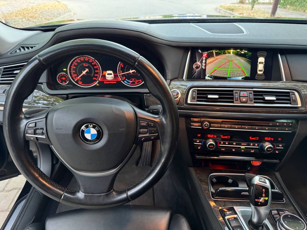BMW 750i 2014 год выпуска в хорошем состоянии
