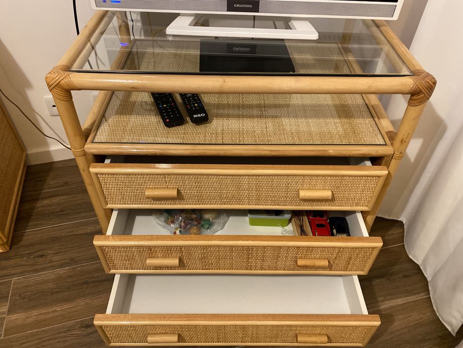 Movel em bambu para tv com arrumação