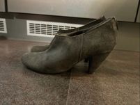 Zamszowe buty na obcasie do kostki