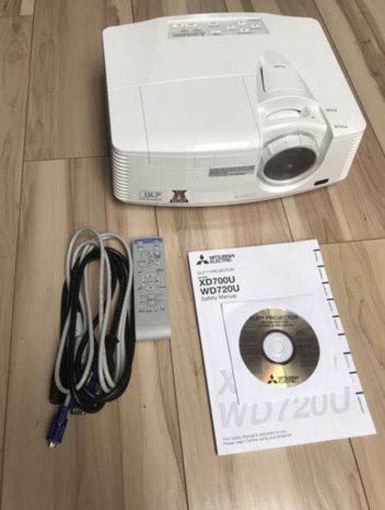 Projektor Mitsubishi model XD700U 5000 Ansi