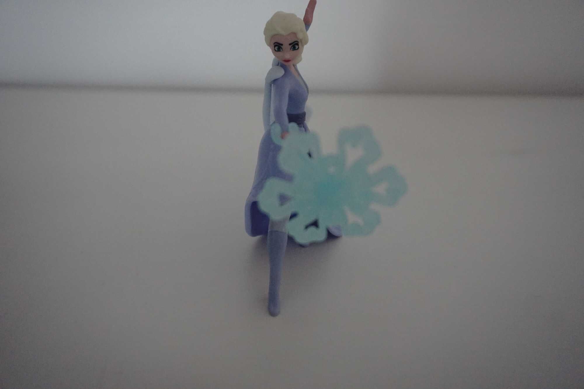Frozen Figurka Elsa Kinder Maxi Jajko Niespodzianka