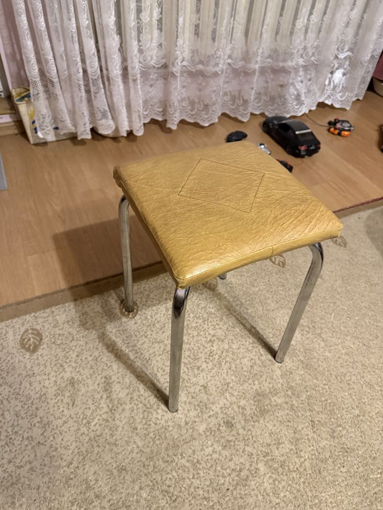 Krzeslo taboret.