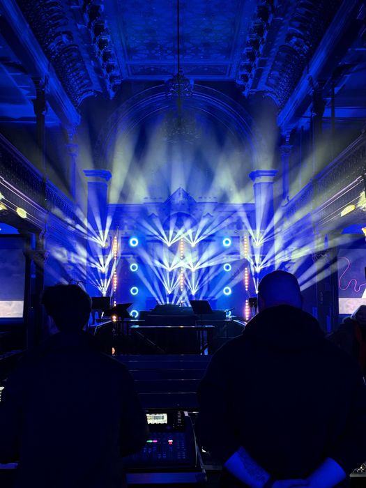 Wynajem oświetlenia, nagłośnienia, multimediów, konsola DJ