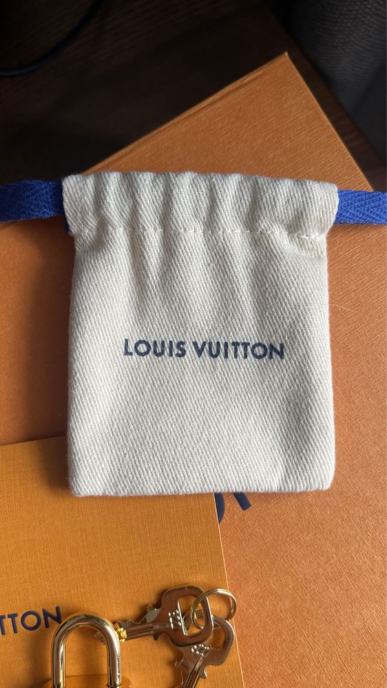 Kłódka z kluczykami Louis Vuitton LV i dodatki