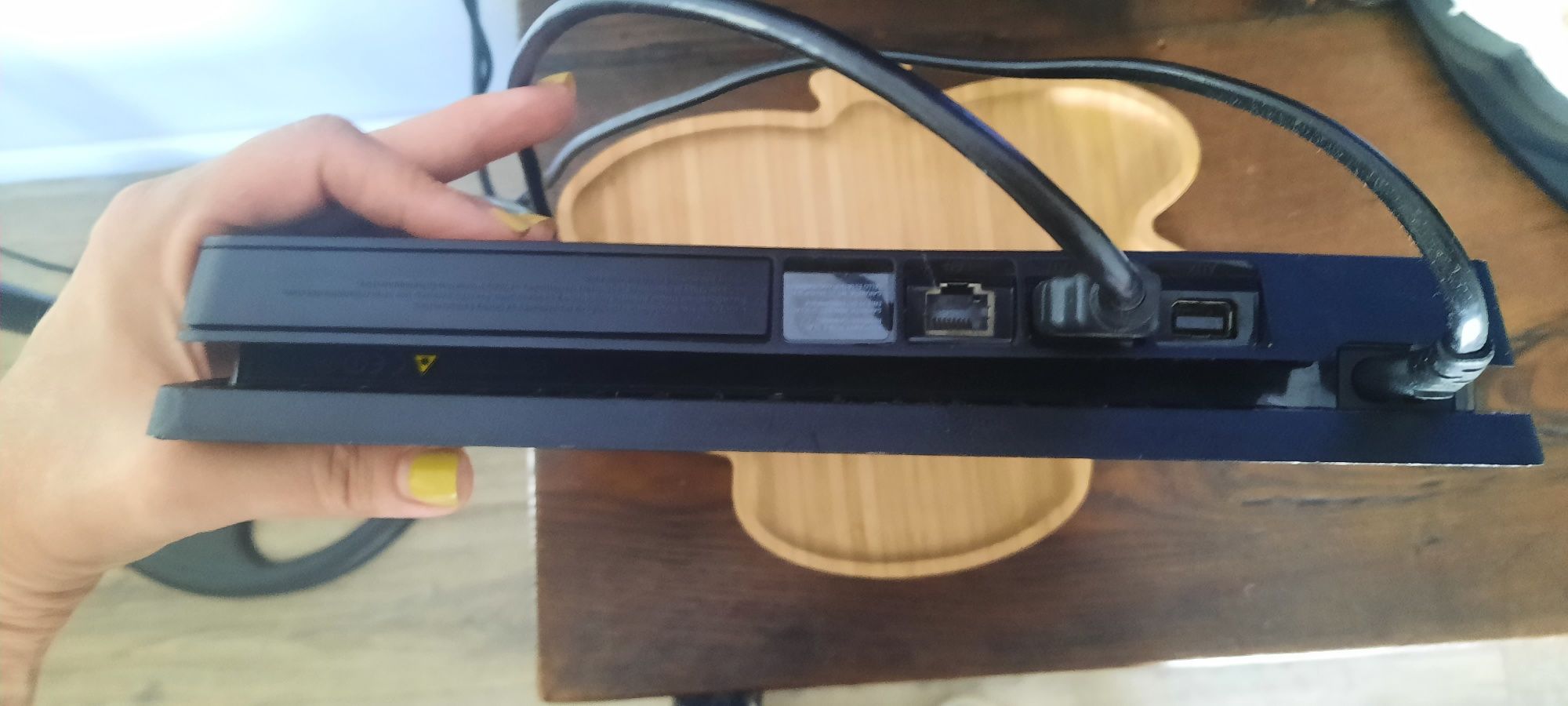 Playstation 4  slim + 2 comandos