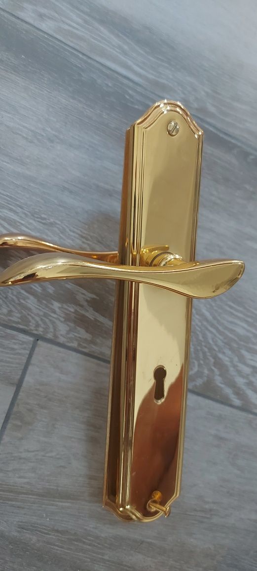 Puxador porta dourado