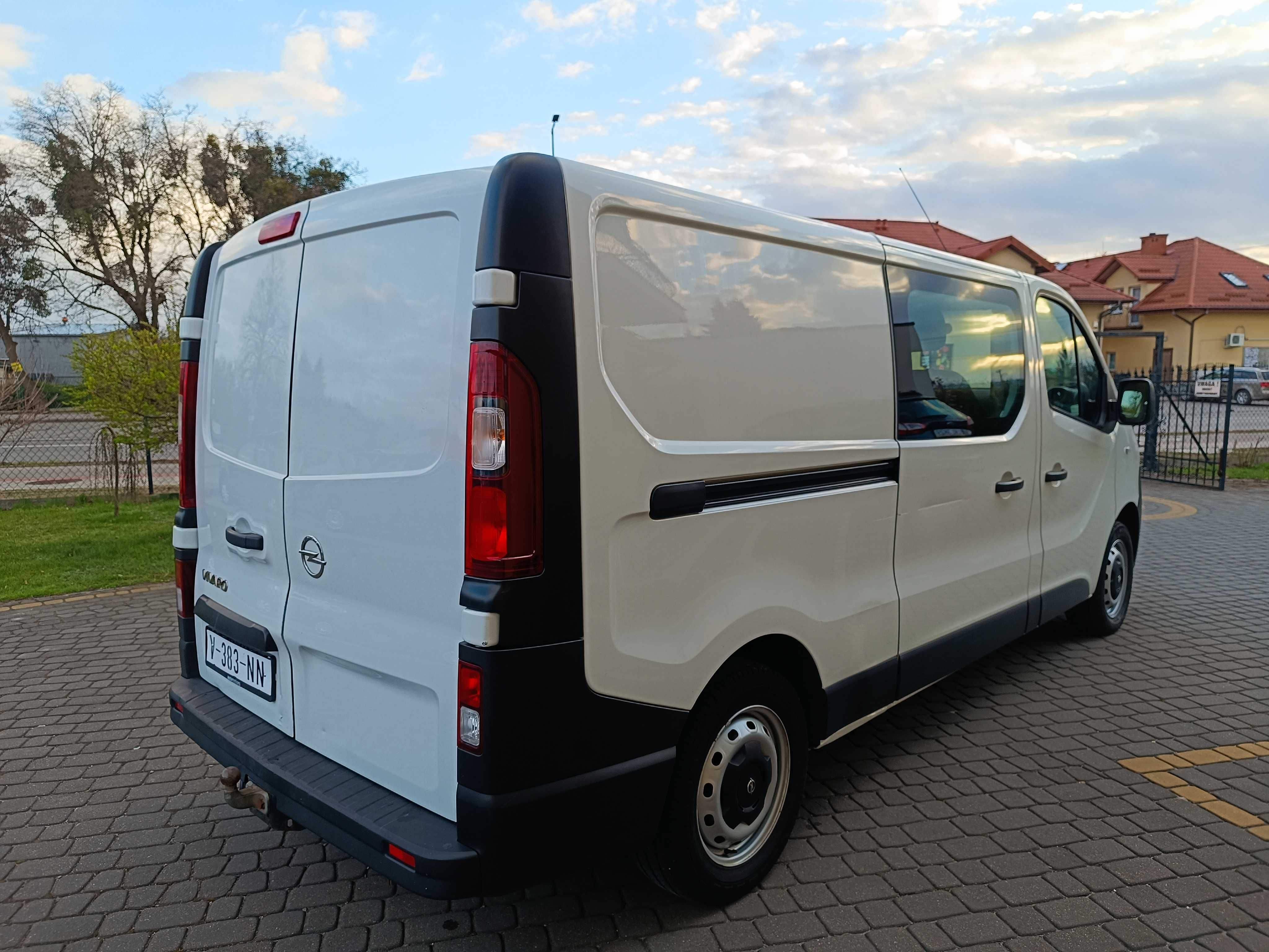 Opel Vivaro B L2H1 1,6 CDTI 2018 r dubel kabina opłacony klima hak