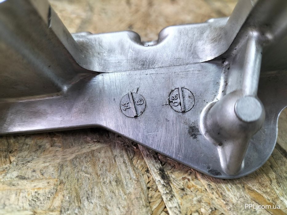 Infiniti Q50 2013-2021 3.5 Hybrid крышка головки ГБЦ левая бугель