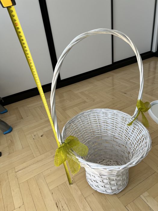 Duży biały kosz ozdobny na prezent