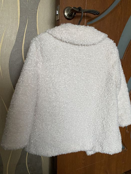 Шубка деми для девочки на 6-7 лет