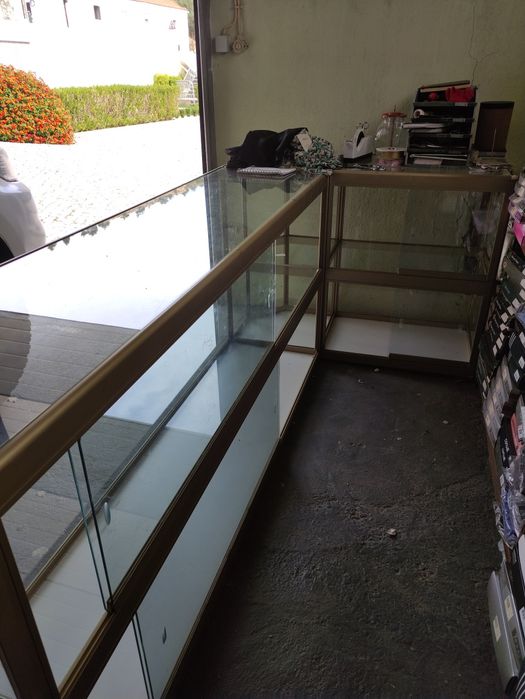 Balcão vitrine de vidro com portas de correr