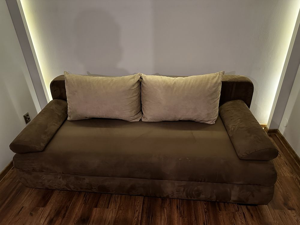 Rozkladana sofa z poduszkami