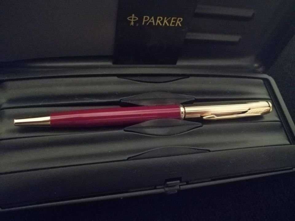 Caneta Parker em ouro lacada a vermelho de Colecção