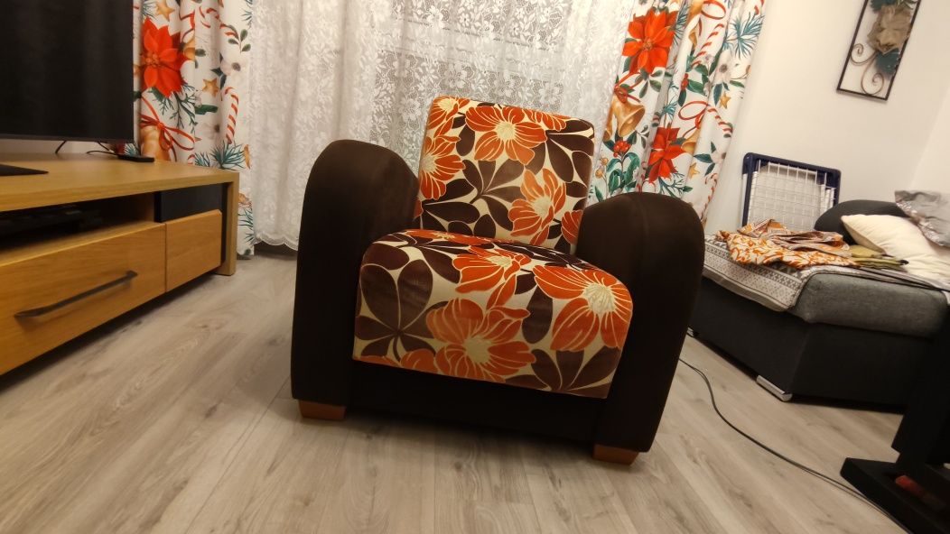 Fotel koloru brąz_pomarańcz_ceglasty