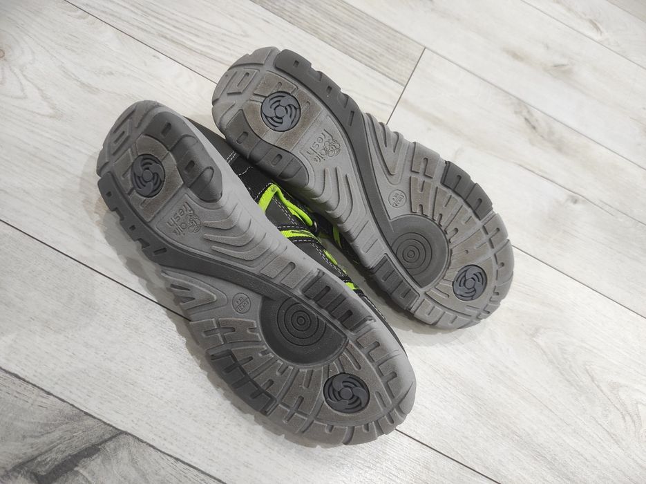 Zabudowane sandały uniwersalne Pepperts