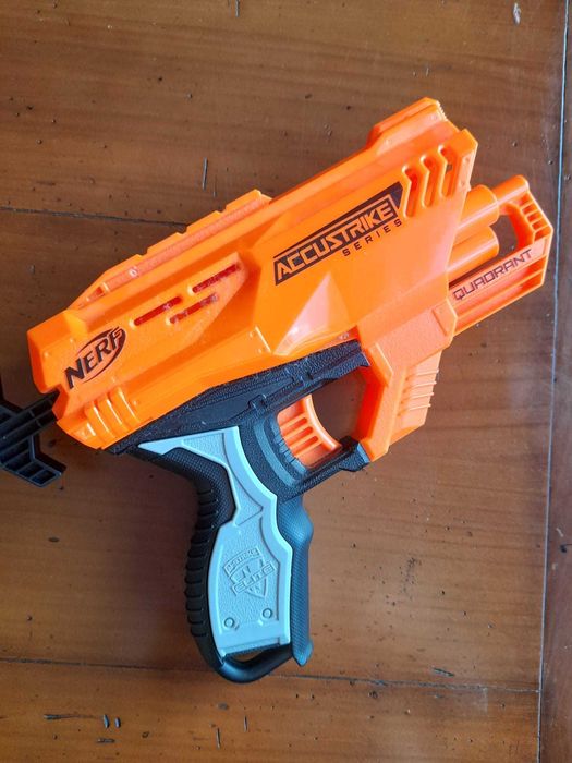 Nerf média laranja e preta