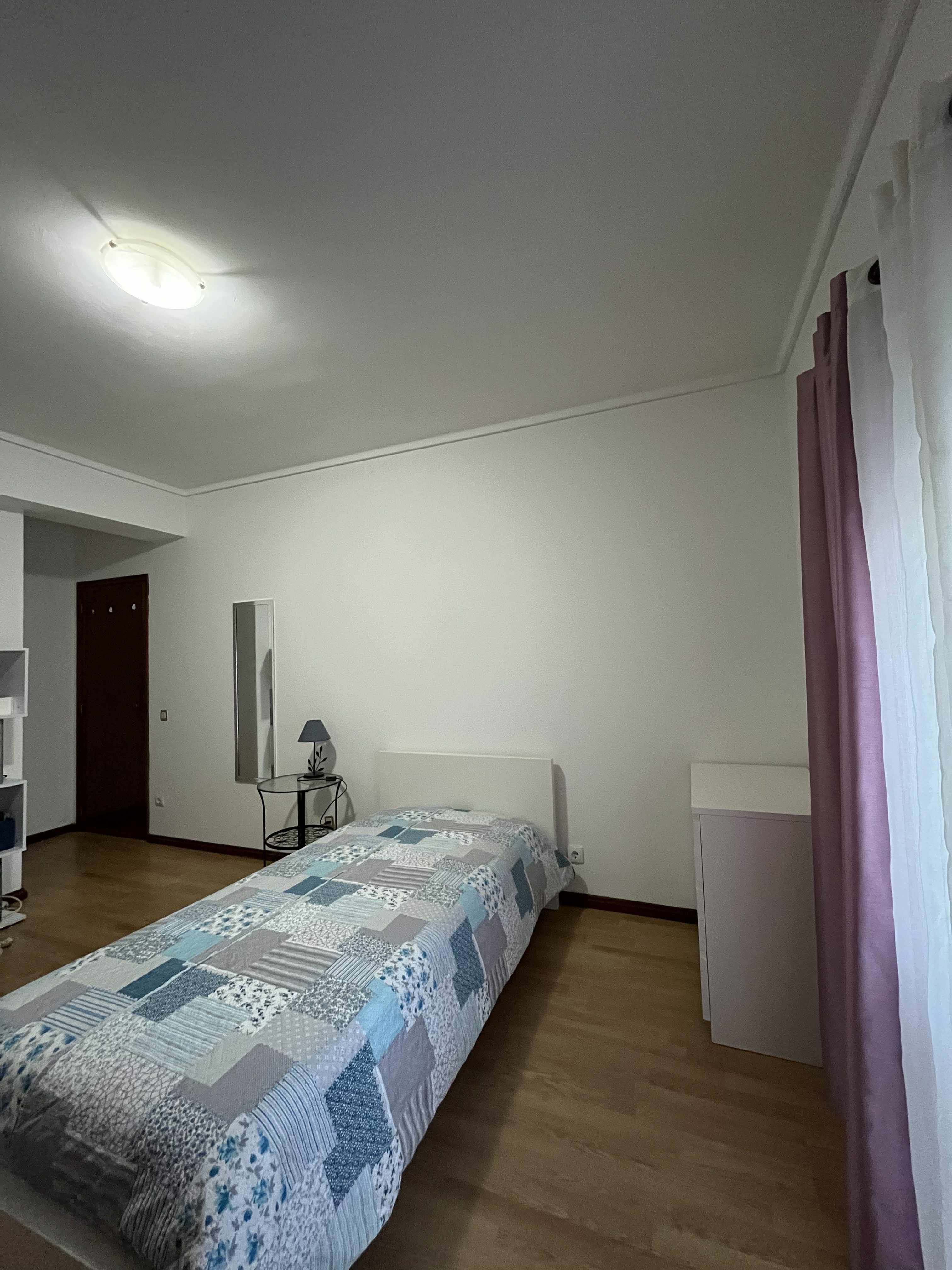 Quarto MENINA trabalhadora