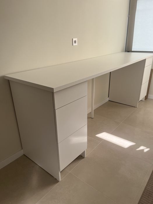 Bancada de cozinha com 243cm de comprimento e 90cm de altura