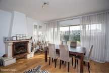 Oeiras | Moradia T4 geminada com terraço e jardim