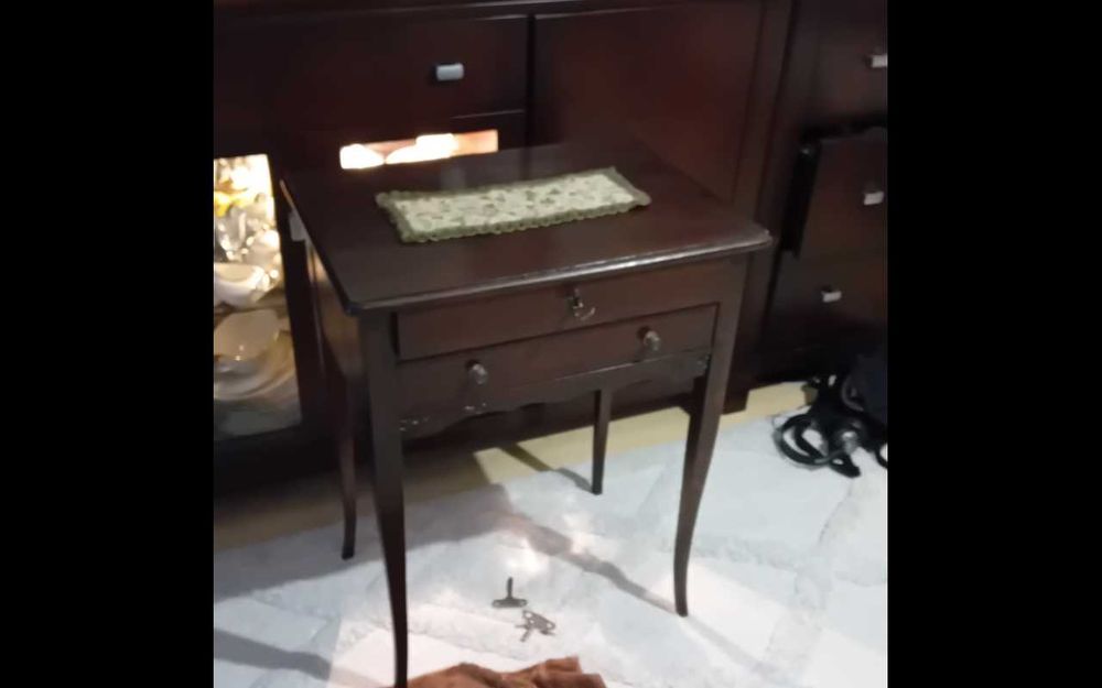 Stolik drewniany z szufladami