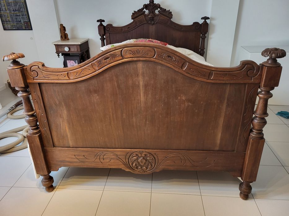 Cama antiga de madeira mogno maciço